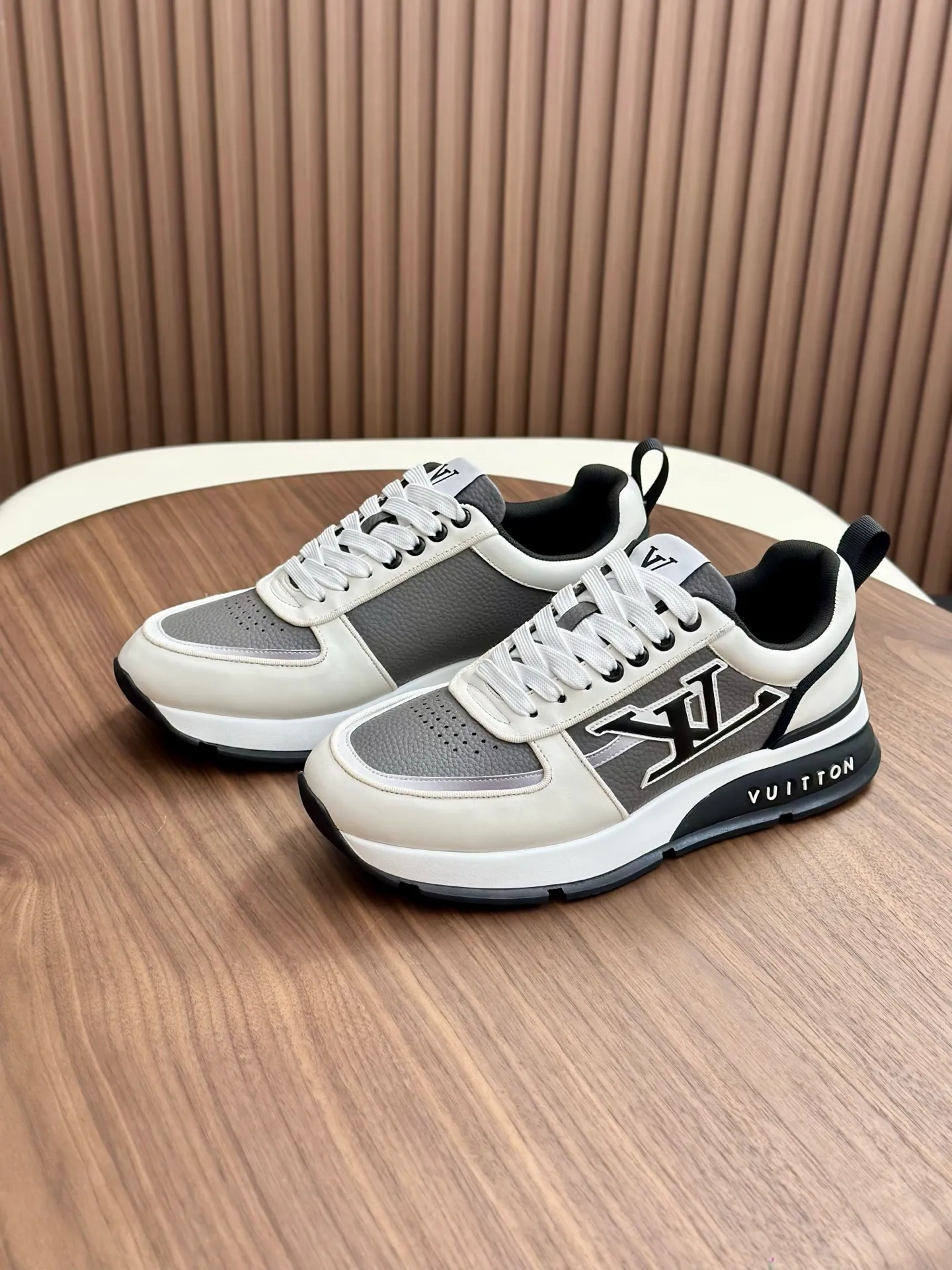 [L Family] Top P: 840💰 Size: 39-44 (38.45 can be customized) Lujia new color matching men's 🧍‍♂️trainer sneakers, this LV Trainer sneaker is made of soft grained calfskin, showing pure colors, the brand was born in 1854, the designer's handwritten brand logo is embellished on one side, virgil Designed by abloh himself, it is a very commemorative sneaker, the new LV Louis Vuitton trainer sneaker low casual sports culture versatile basketball shoes